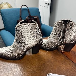 Azulado kyra natural python boots Sz 9